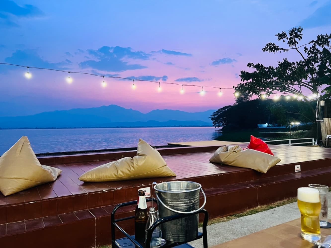 私の生まれ故郷であるタイのパヤオ県で入ったレストランがとても素敵でした。
落ち着いた雰囲気で、料理も美味しく、ゆったりとした時間を過ごすことができました。
景色もとても綺麗ですよね。
こういう場所に来ると、パヤオの魅力をより一層感じます。
I visited a restaurant in Phayao Province, my hometown in Thailand.
It had a very calm and relaxing atmosphere,
and the food was delicious, allowing me to spend a peaceful time.
The scenery is beautiful, isn’t it?
Being in a place like this makes me feel the charm of Phayao even more.